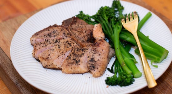 Pork chops from the air fryer with broccolini